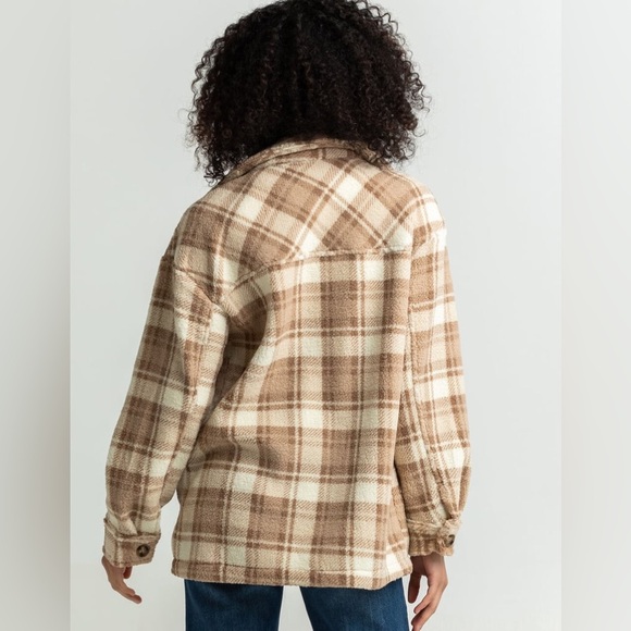 LOVE TREE Beige Plaid Sherpa Womens Shacket - Picture 3 of 5